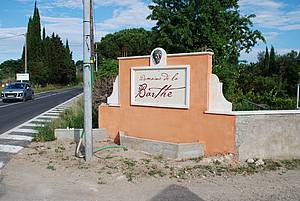 Celkem nenápadný tradin francouzský ”vývsní štít” vinaství Domaine de la Barthe.