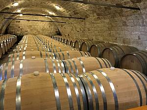 Ve vinaøství Szepsy mùžeme najít dva sklepy plné dubových sudù. Ostatnì v nièem jiném zdejší, výhradnì bílá, vína ani nezrají.