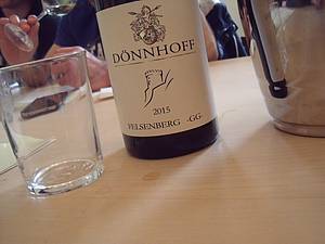 Vína z vinaøství Dönnhoff lze identifikovat díky elegantní a èisté etiketì, jako i tento Grosses Gewächs Riesling ze ”skalnatého kopce”.