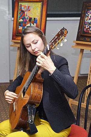 Úasnou atmosféru tohoto veírku podtrhla kytaristka Eliška Balabánová podmanivými romantickými akordy své kytary.