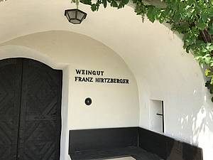 Neumím øíct, které vinaøství ve Wachau považuji za nejlepší nebo nejzajímavìjší, dokázal bych ale dát dohromady ”velkou pìtku” zdejších vinaøù. A do té bez diskuse patøí vinaøství Franze Hirtzbergera.