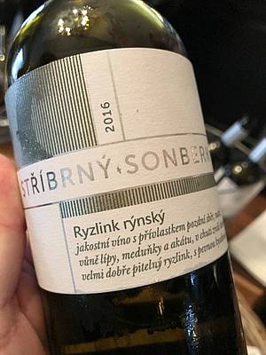 Stíbrný Sonberk je tou niší adou vinaství. By se jedná o vína jednodušší a pipravena na pití díve a mén komplikovan, rozhodn bych zde nemluvil o njakém ”základu”, rozhodn ne hanlivou formou. Jsou to kvalitní ist udlaná a velmi dobe pitivá vína.