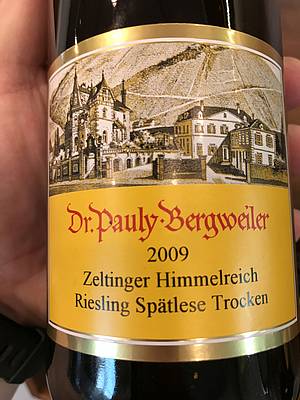 Dr. Pauly-Bergweiler Riesling Spätlese Zeltinger Himmelreich 2009 - víno nás zaujalo velmi výrazným projevem, odrùdovostí a mineralitou, a také nádhernou intenzivní barvou. Chu� byla opuletní, plná, š�avnatá, citrusovì živá. Velkým pøekvapením pro mì byl roèník, tipoval bych mladší víno. Udìlalo radost! Víno nabízí spoleènost winebar.cz. Tento roèník má v aktuálním ceníku za cenu kolem 450,- Kè.