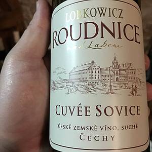Ale Sovice se nejmenuje pouze vinaøská poloha, ale i jedno z bílých Lobkowiczkých vín. Je to krásné suché cuvée postavené na Rulandì šedé, Rýòáku a Sylvánském zeleném.