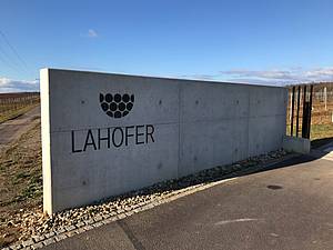 Aè je vinaøství Lahofer na moravské vinaøské mapì již stálicí, teprvé krátkou dobu jej mùžeme najít na nové adrese.