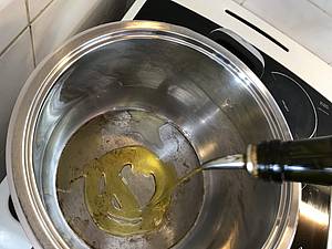 Na tohle vaení se hodí olivový olej. Nemusí to být prémiová kvalita, ale njaký slušný ano.