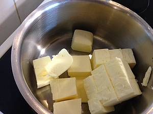Na tento typ vaení pouívám radši pepuštné máslo. V krátkosti - rozpustit, pomalu nechat probublat a odbublat vodu, zlaté máslo cedím pes plátýnko a je pipravené.