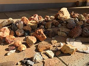 Furmint se v Tokaji pìstuje na typickém riolitovém podloží, které stojí - mimo jiné - za zdejší výraznou mineralitou.