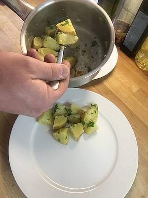 Když jsou po ruce èerstvé rané brambory, není jednodušší pøíloha, než je uvaøit a podávat s kouskem másla a èerstvými bylinkami.