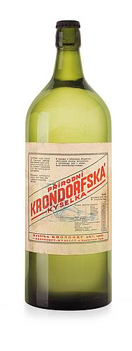 Typ láhví a etiket vody Krondorf bylo více, nicmén souasná elegantní irá láhev z motiv tch pvodních vychází.