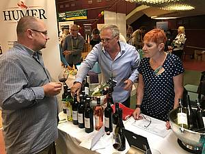 Jedním z tradiních návštvník je i rakouské vinaství Humer, které zde prezentuje svá vína, pedevším bílá, mezi kterými dominují hlavn Veltlíny, co je vzhledem k tomu, e pochází z oblasti Weinviertel, celkem logické.