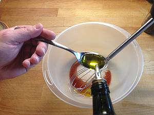 A ètyøikrát více než jsme dali vinného octa, pøidáme dobrého olivového oleje za studena lisovaného.